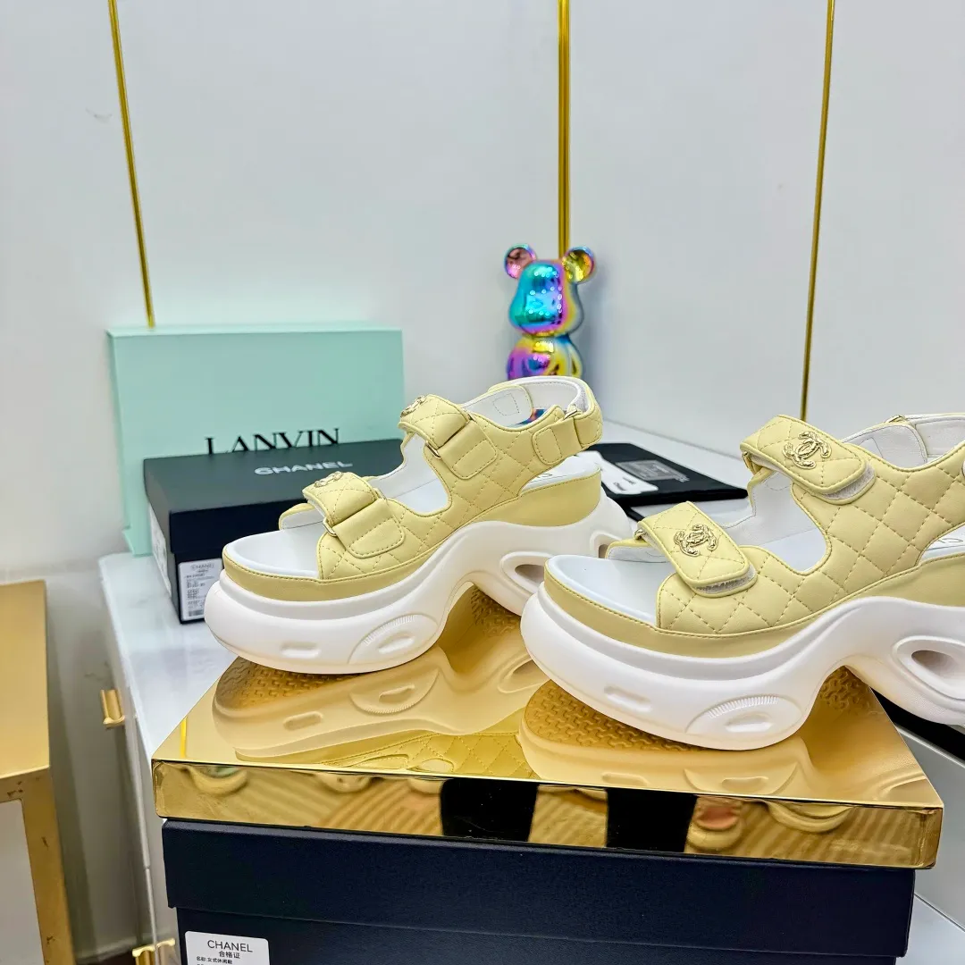 👟👟Ex-factory price 680👟👟 Top version... Chanel｜Chanel Xiaoxiang Velcro Beach Slippers Slippers Casual Beach Shoes 25ss Spring and Summer New Style! Beach shoes are a hit all over the internet! The latest model from the counter, I am still willing to buy it on my feet. It must be ranked among the most popular models. It is invincible in all seasons. Various bloggers and Internet celebrities can see the matching styles. Highly recommended. Pearlescent sheepskin upper, sheepskin lining, suede for feet. Original open-molded TPU outsole size: 35-40 (customized for 40 and 41). Full set of original packaging 👉 👉 👉 👉 👉